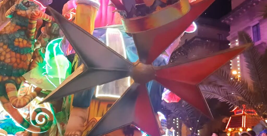 Málta titkai - Fényes karneváli díszlet éjszaka.